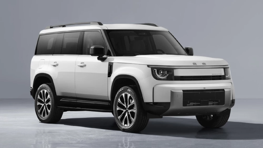 Кроссовер BAIC Xingtan 5X сбоку спереди гибридный