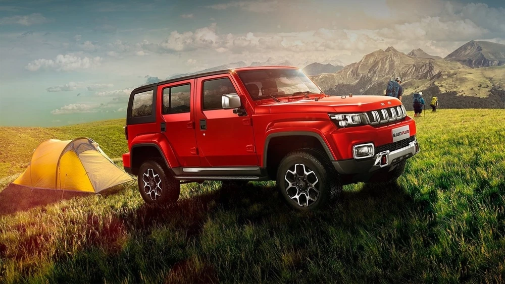 Внедорожник BAIC BJ40 сбоку спереди