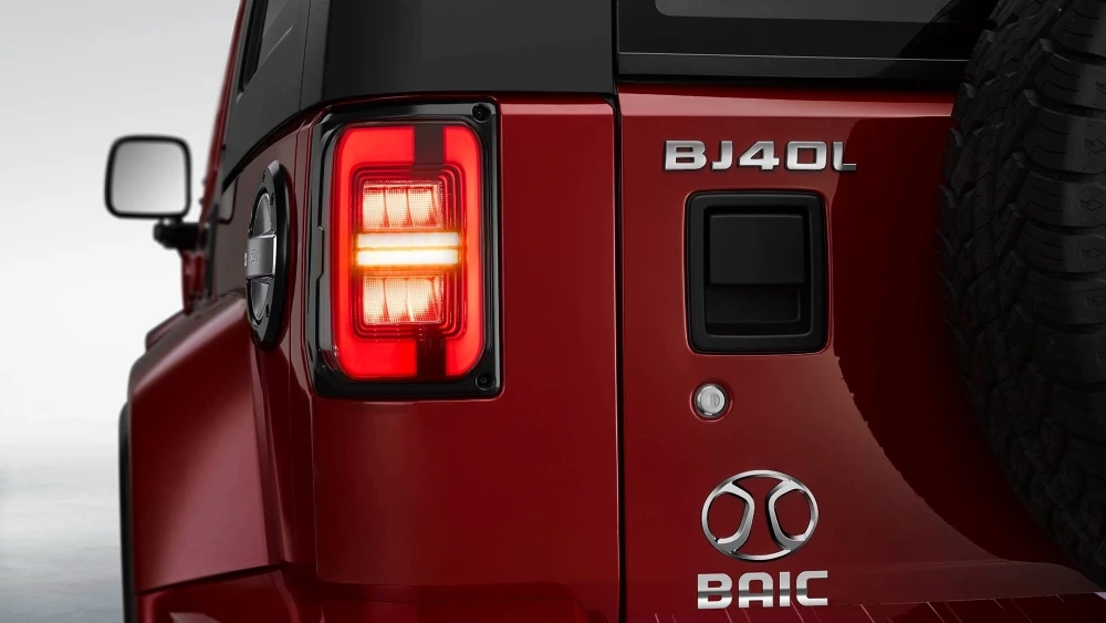 Внедорожник BAIC BJ40 сзади логотип