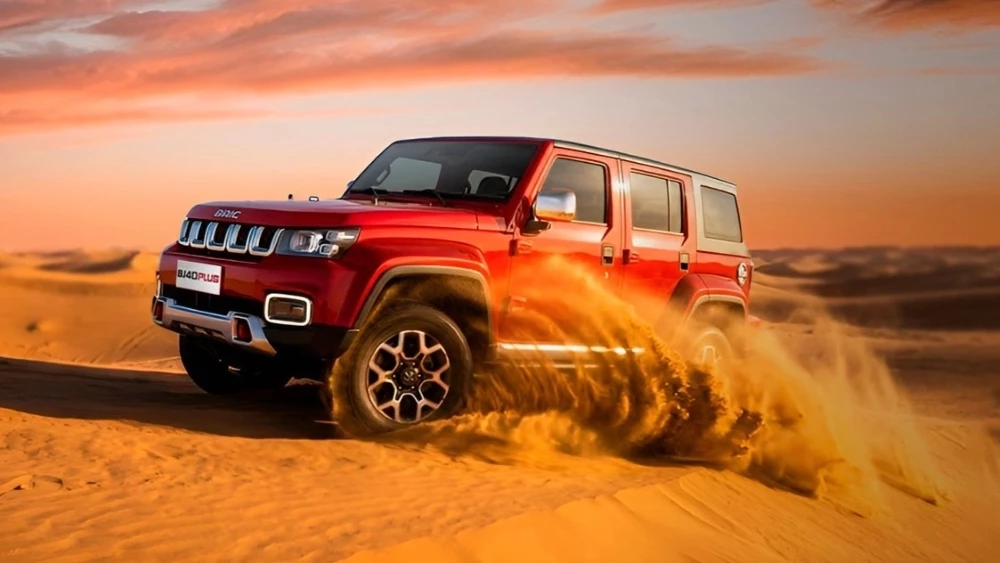 Внедорожник BAIC BJ40 сбоку спереди бездорожье полный привод в песках