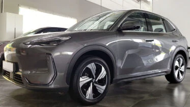 Geely EX5 серый спереди сбоку Беларусь «Белджи»