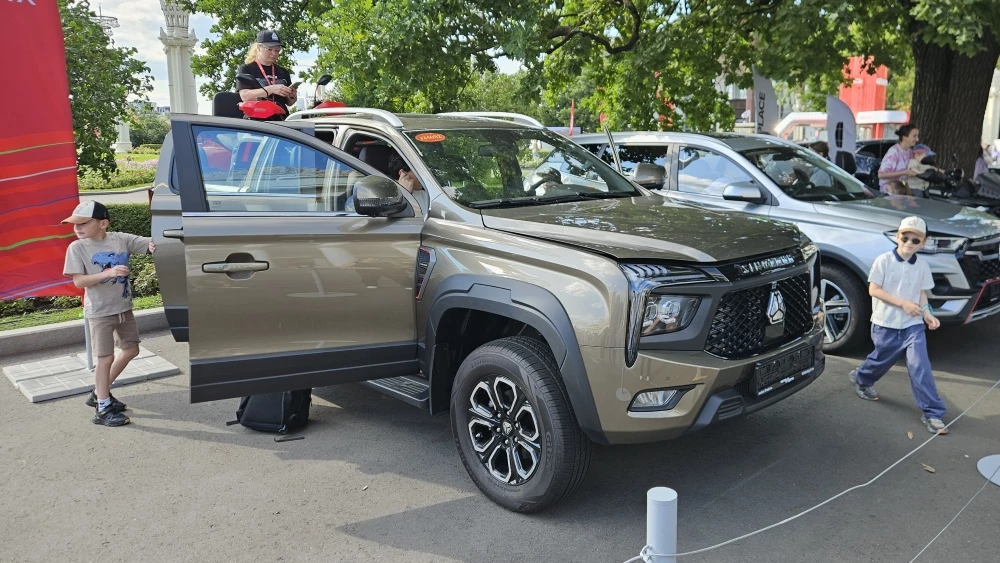 Sinotruk Bolden S7 пикап в России выставка продвижение сбоку спереди