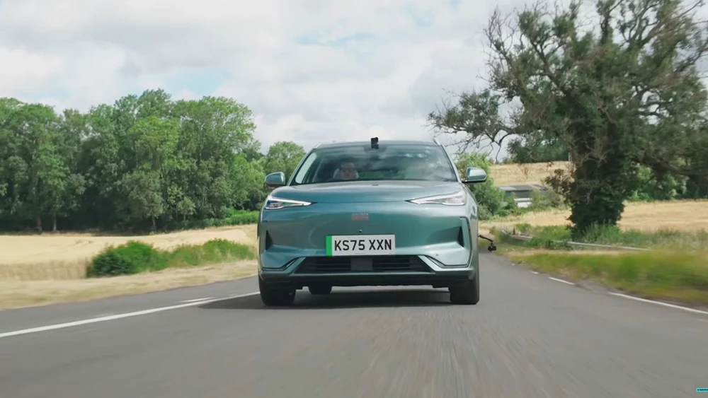 geely ex5 carwow британский обзор тест-драйв кроссовер электрический электромобиль спереди голубой в динамике