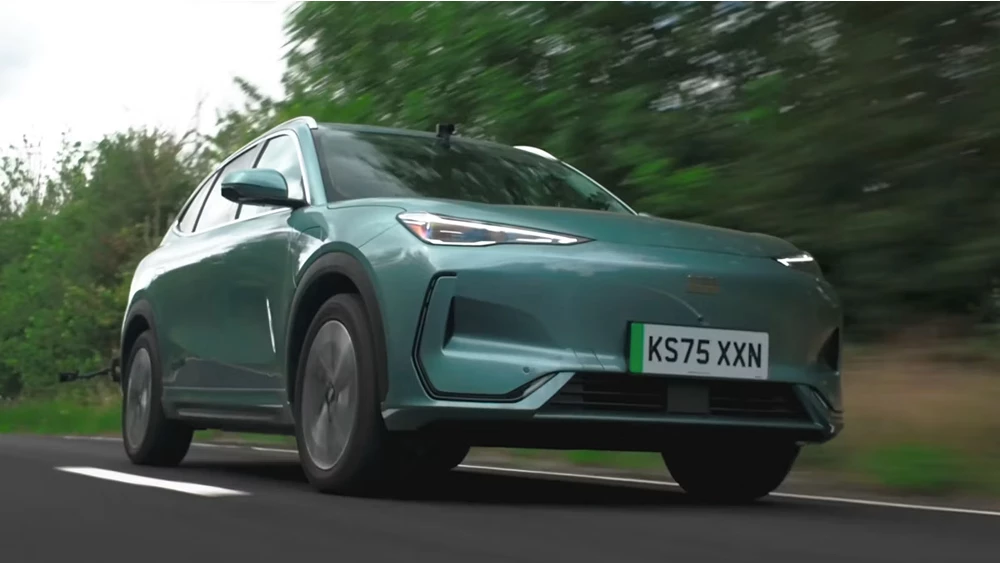 geely ex5 carwow британский обзор тест-драйв кроссовер электрический электромобиль сбоку спереди голубой в динамике