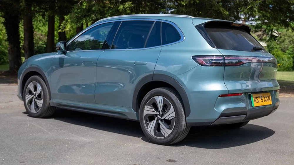 geely ex5 carwow британский обзор тест-драйв кроссовер электрический электромобиль сбоку сзади голубой