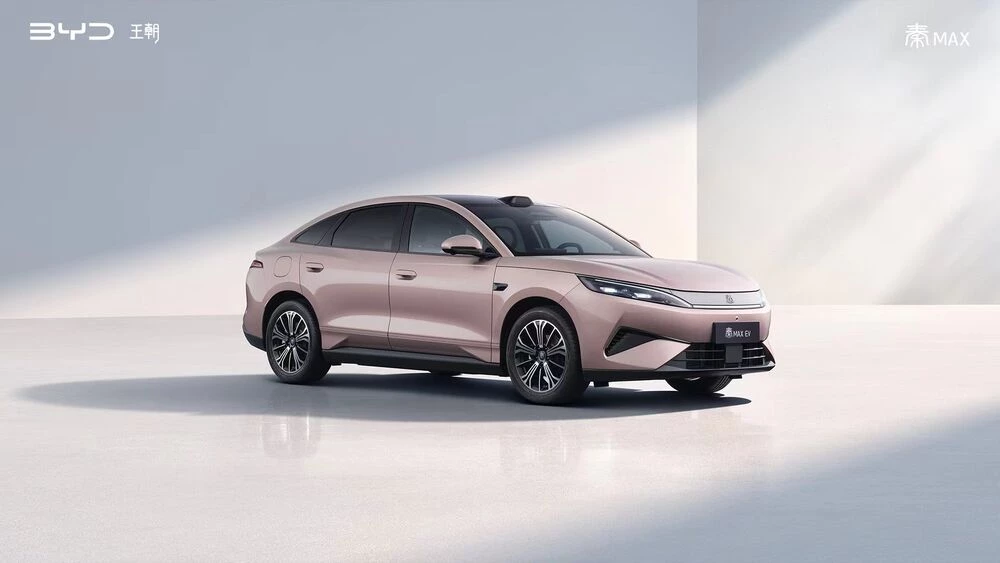 BYD Qin Max сбоку спереди