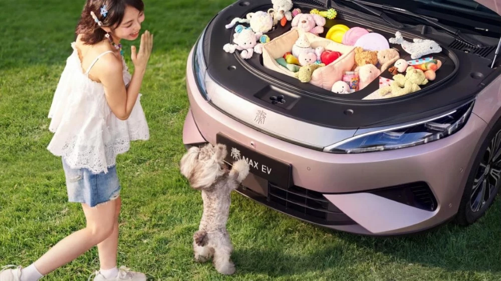 BYD Qin Max спереди девочка капот бокс