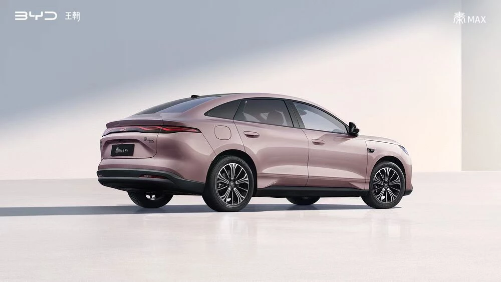 BYD Qin Max сбоку сзади