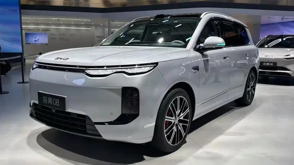 Кроссовер BYD Sealion 08 автосалон в Чэнду 2026 сбоку спереди