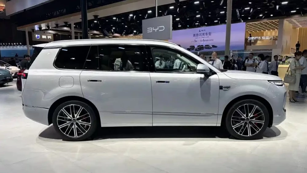 Кроссовер BYD Sealion 08 автосалон в Чэнду 2026 сбоку