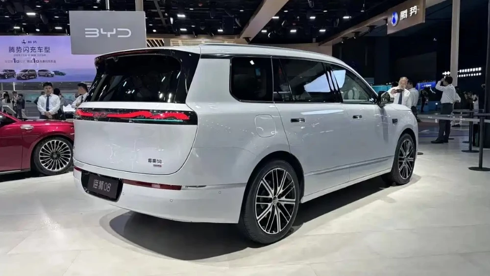 Кроссовер BYD Sealion 08 автосалон в Чэнду 2026 сбоку сзади