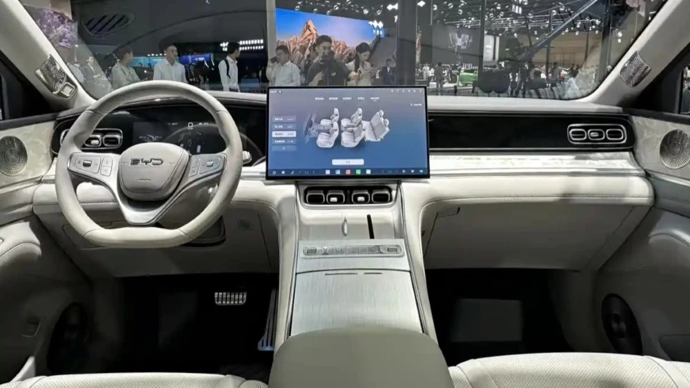 Кроссовер BYD Sealion 08 автосалон в Чэнду 2026 салон интерьер