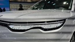 Кроссовер BYD Sealion 08 автосалон в Чэнду 2026 фары