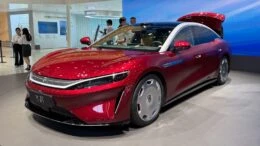 Цены седана BYD Dahan назвали в Китае седан сбоку спереди красный