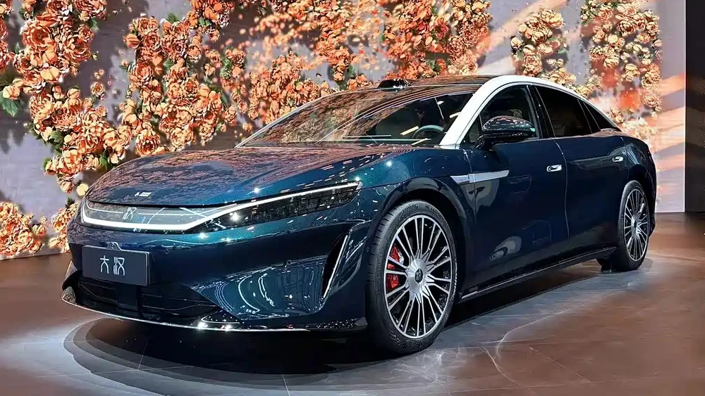 Цены седана BYD Dahan назвали в Китае седан сбоку спереди зеленый