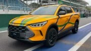 Пикап BYD Mako на базе Song Plus представили официально сбоку спереди желтый
