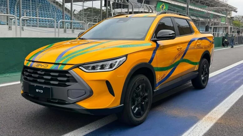 Пикап BYD Mako на базе Song Plus представили официально сбоку спереди желтый