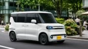 BYD Racco в Японии сбоку спереди в динамике