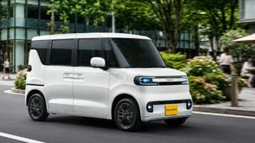 BYD Racco в Японии сбоку спереди в динамике
