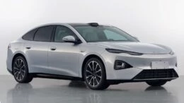 Седан BYD Seal 07 сбоку спереди