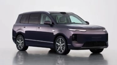 Кроссовер BYD Sealion 08 сбоку спереди