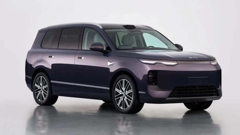 BYD начал предварительные продажи кроссовера Sealion 08. Цены и комплектации Кроссовер BYD Sealion 08 сбоку спереди