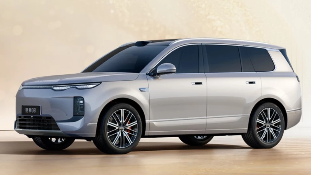 Кроссовер BYD Sealion 08 сбоку спереди