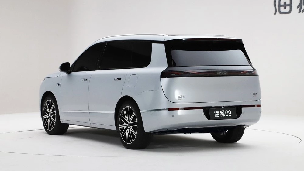 Кроссовер BYD Sealion 08 сбоку сзади