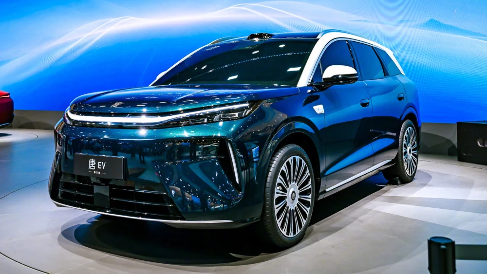 новый кроссовер byd tang ev электрический сбоку спереди третье поколение