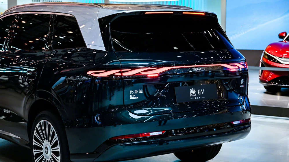новый кроссовер byd tang ev электрический сбоку спереди третье поколение
