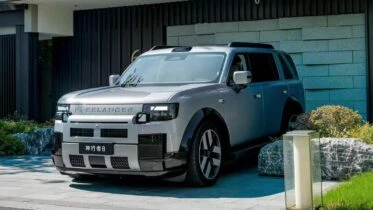 Цены на Freelander 8 от Chery назвали в Китае кроссовер гибридный старт предзаказов сбоку спереди серый