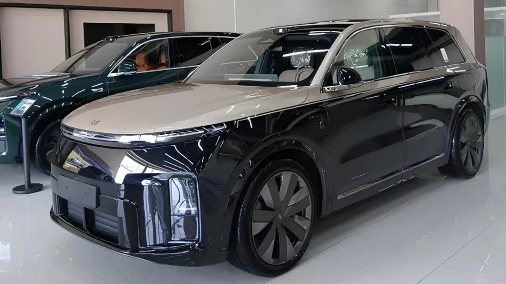Цены на новый Li Auto L9 назвали в Узбекистане сбоку спереди дилер двухцветный