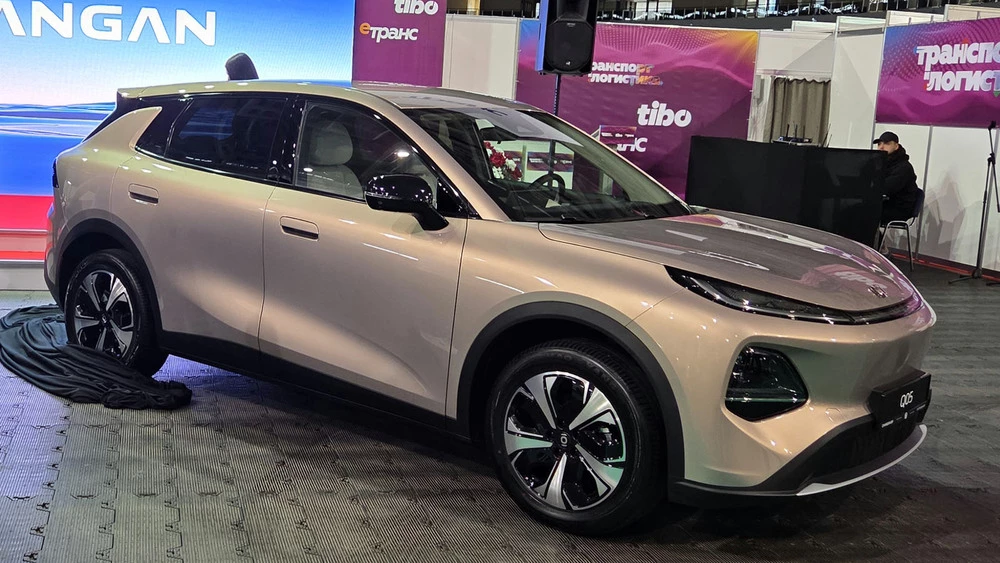 Электрический кроссовер Changan Nevo Q05 сбоку спереди у дилера в автосалоне в Минске беларуси