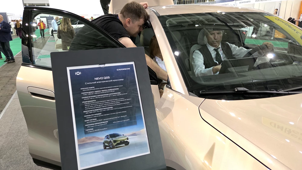 Электрический кроссовер Changan Nevo Q05 сбоку спереди у дилера в автосалоне в Минске беларуси
