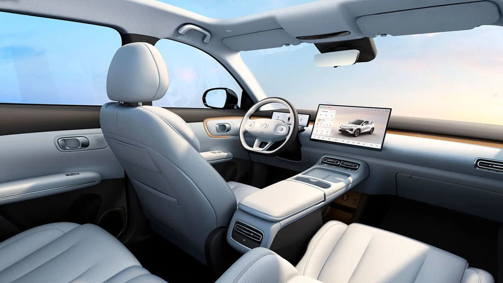 Электрический кроссовер Changan Nevo Q05 салон интерьер первый ряд