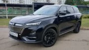 Changan CS75 Pro черный спереди сбоку в городе