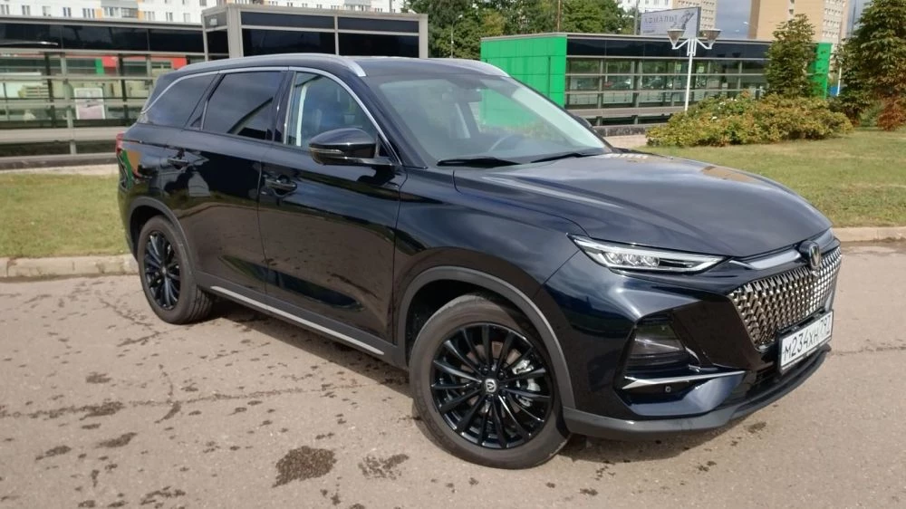 Changan CS75 Pro черный спереди сбоку в городе