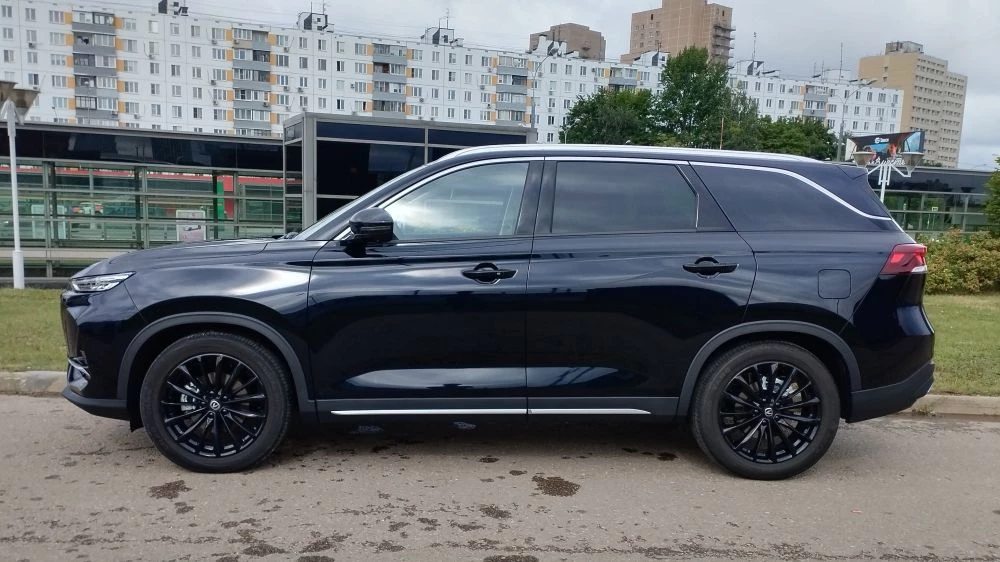 Changan CS75 Pro черный сбоку в городе