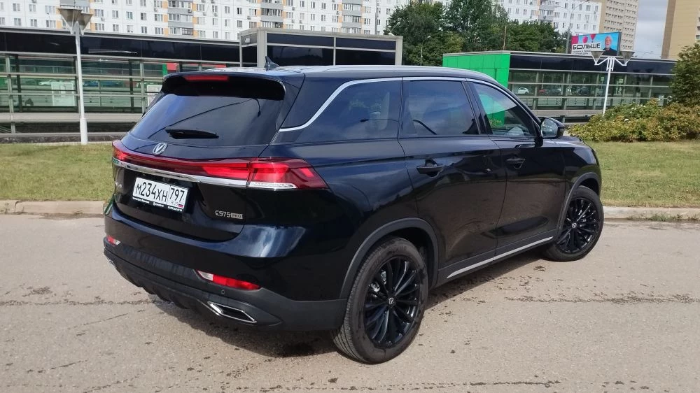 Changan CS75 Pro черный сзади сбоку в городе