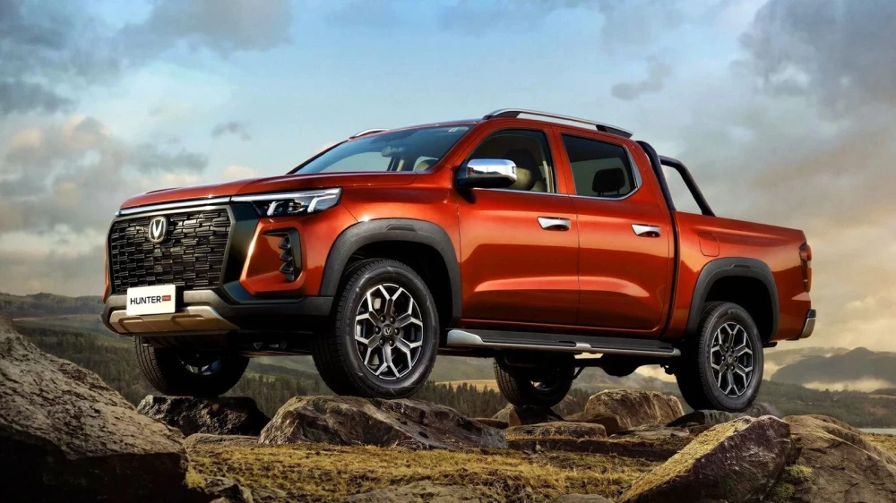 Пикап Changan Hunter Plus красный спереди сбоку