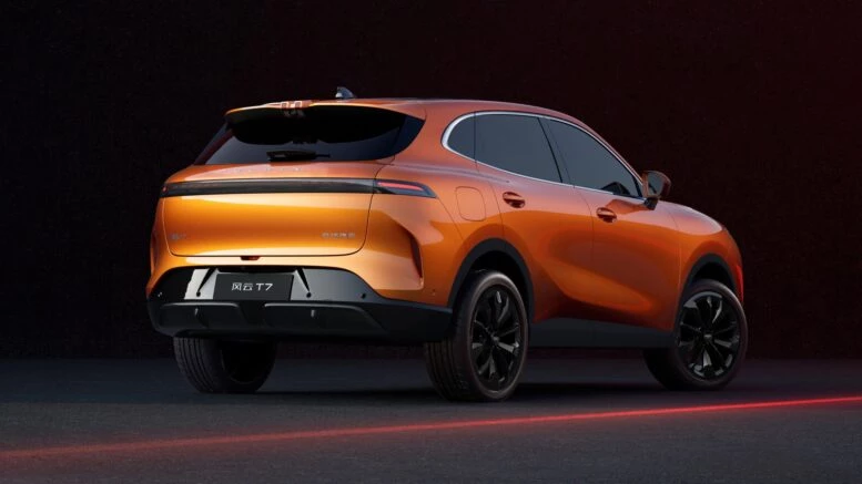 Chery запустила предпродажи кроссовера Fulwin T7. Чем он отличается от российского Tenet Plus L6 Кроссовер Chery Fulwin T7 сбоку сзади