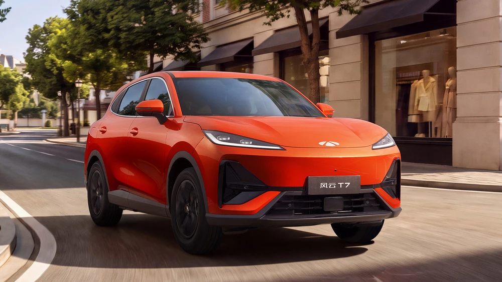 Кроссовер Chery Fulwin T7 сбоку спереди в динамике