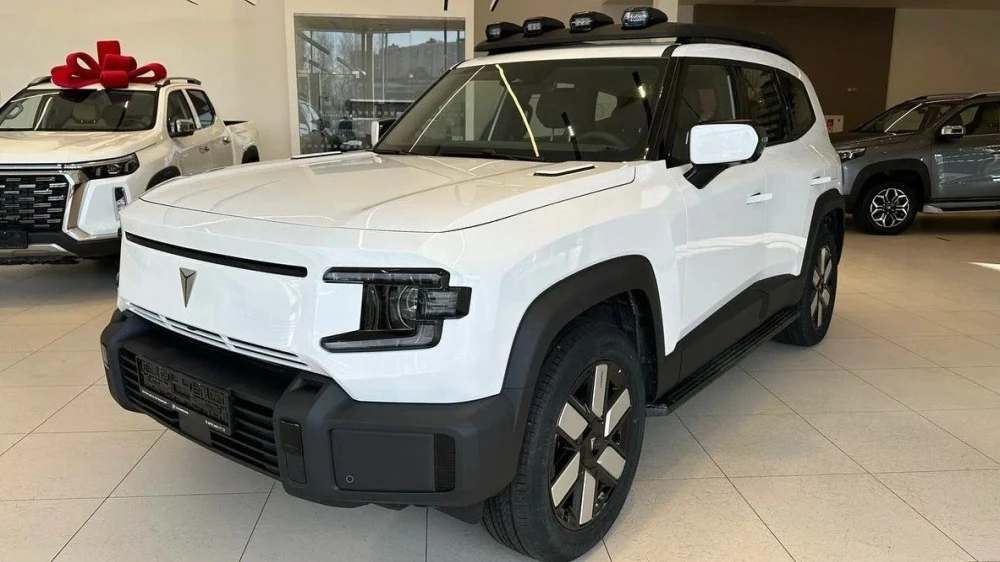 Deepal G318 белый спереди сбоку у дилера в автосалоне купить новый Changan центр Автопортрет Санкт-Петербург