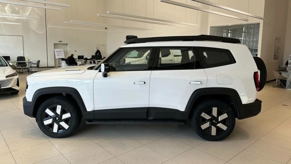 Deepal G318 белый сбоку у дилера в автосалоне купить новый Changan центр Автопортрет Санкт-Петербург
