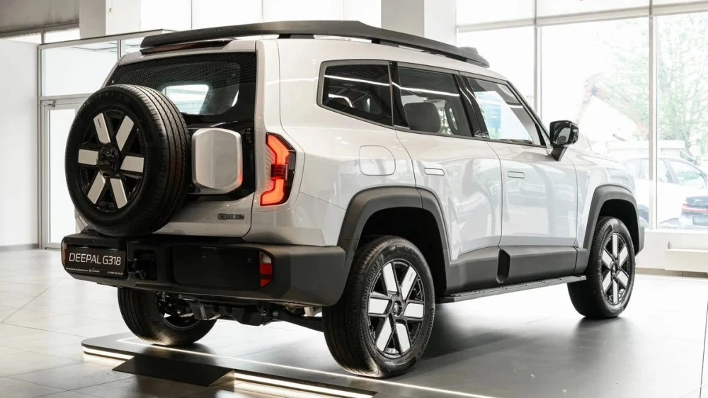 Deepal G318 белый сзади сбоку у дилера в автосалоне купить новый Changan центр на Дмитровском