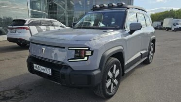 Внедорожник Deepal G318 у дилера в автосалоне сбоку спереди серый в Москве
