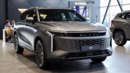 Кроссовер Exeed RX у дилера в автосалоне сбоку спереди verra пермь