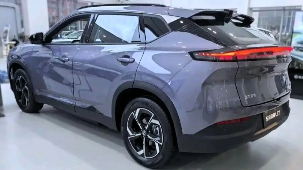 кроссовер dongfeng aeolus l8y у дилера в китае сзади сбоку