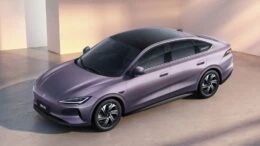 Новый седан Jetta M6 показали на официальных изображениях сбоку спереди фиолетовый электромобиль