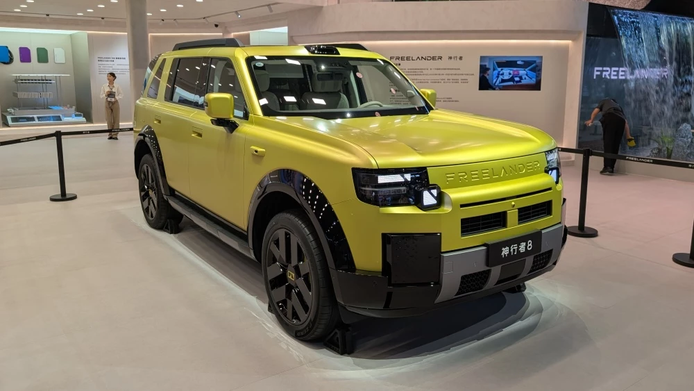 Freelander 8 от Land Rover и Chery автосалон в Чэнду 2026 сбоку спереди